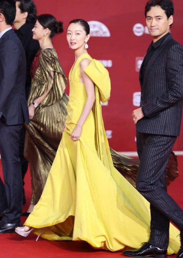 北影節紅毯：楊穎美背搶鏡，佟麗婭仙氣絕美，都不及鞏俐比耶吸睛