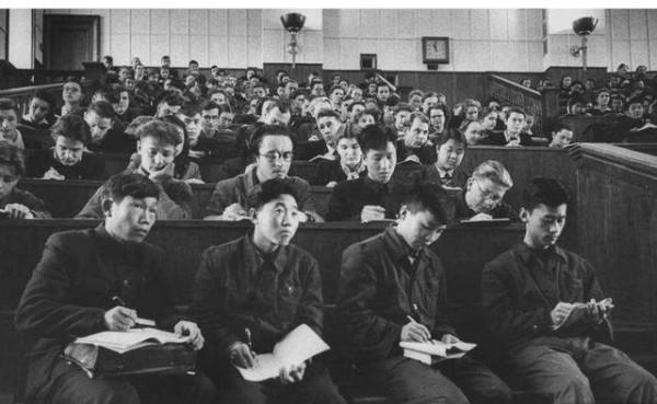 1947年聶榮臻司令員稱讚道:我們的情報組織抵得上十萬兵馬 1947年聶榮臻司令員稱讚道:我們的情報組織抵得上十萬兵馬