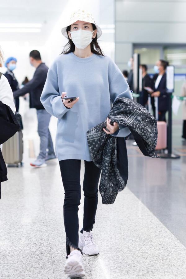 於文文穿灰色衛衣搭配黑色緊身褲,腳踩白色運動鞋隨性休閒 於文文穿灰色衛衣搭配黑色緊身褲,腳踩白色運動鞋隨性休閒