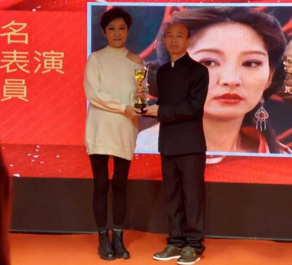 56歲雪梨近照曝光，髮型和妝容精緻狀態大好，麥潔文也罕見出鏡