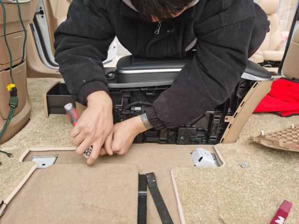 手把手教你安裝別克GL8嵌入式扶手箱