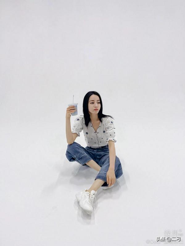 迪麗熱巴 喝下手中這杯“藍天”