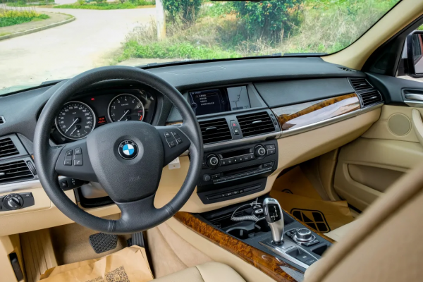 二手寶馬X5硬實力面面俱到，20來萬價效比令人怦然心動