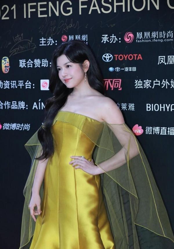 陳妍希雖然是微胖身材，但穿一字肩不遮遮掩掩，看著貴氣了不少