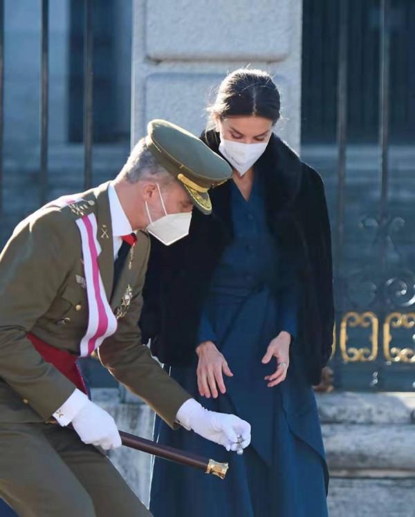 西班牙國王有多寵妻，為萊蒂齊亞彎腰撿古董胸針，如此丈夫惹人羨