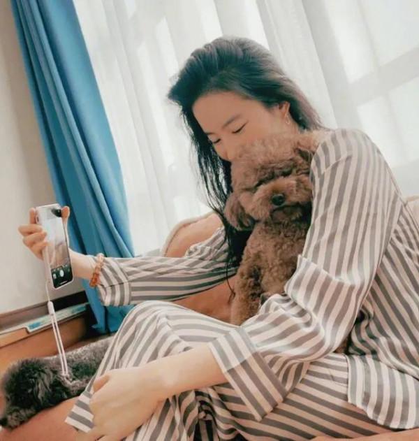 大愛亦菲，素顏照樣美翻了