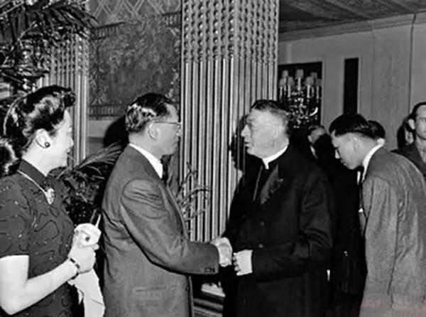 宋子文小13歲妻子，年輕時貌美如花，跟隨宋逃到美國後結局如何？