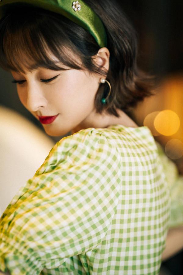 吳昕的少女感無敵了，一襲黃色格子裙清新感十足，溫柔甜美又減齡