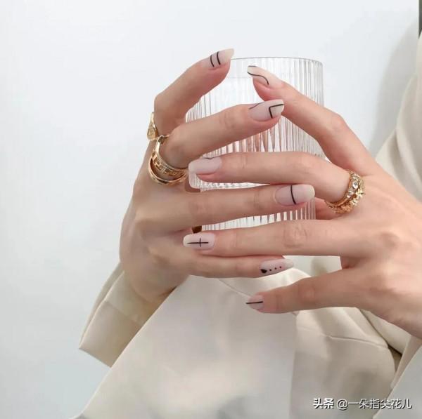 推薦10款極簡時尚美甲，簡單又百搭，喜歡記得收藏