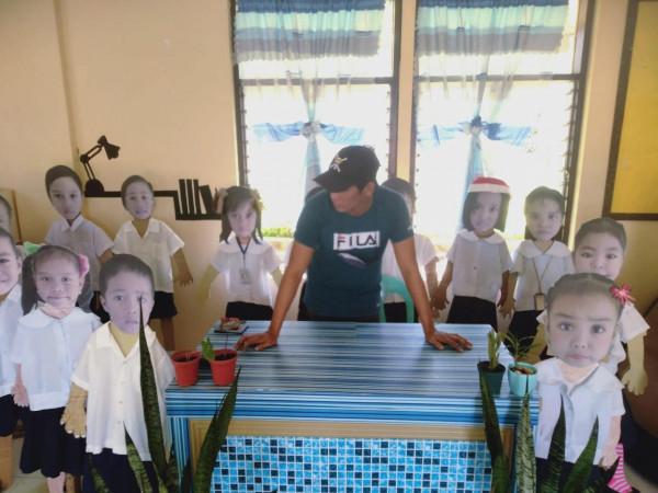 線上授課沒感覺怎麼辦?菲律賓一老師在教室裡立起學生紙片人… 線上授課沒感覺怎麼辦?菲律賓一老師在教室裡立起學生紙片人…