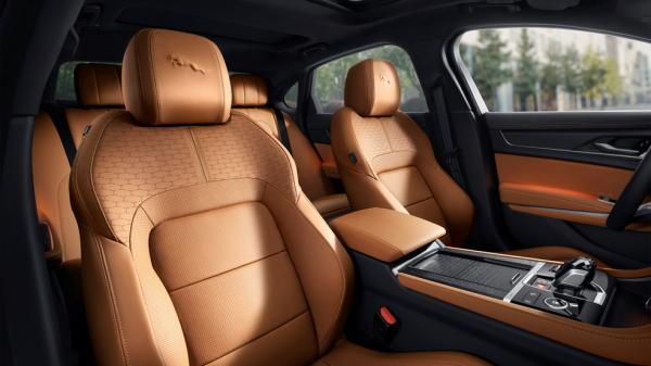 開著一臺豪華中大型轎車上賽道，我直呼“刺激”