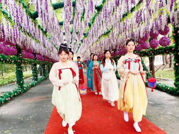 國風古韻 金秋遊園 漢服驚鴻 衣袂飄飄 國風古韻 金秋遊園 漢服驚鴻 衣袂飄飄