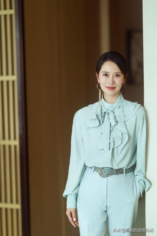 40歲左右的女人，衣服儘量不要穿駝色和灰色，其實這些更氣質顯白