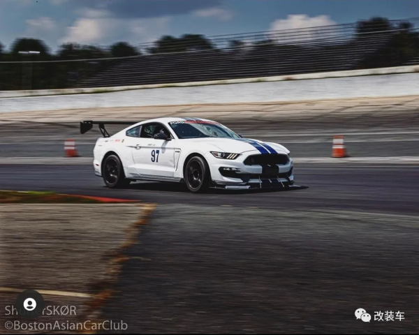 真V8後驅手動擋Shelby GT350,526馬力車主還覺得不大? 真V8後驅手動擋Shelby GT350,526馬力車主還覺得不大?