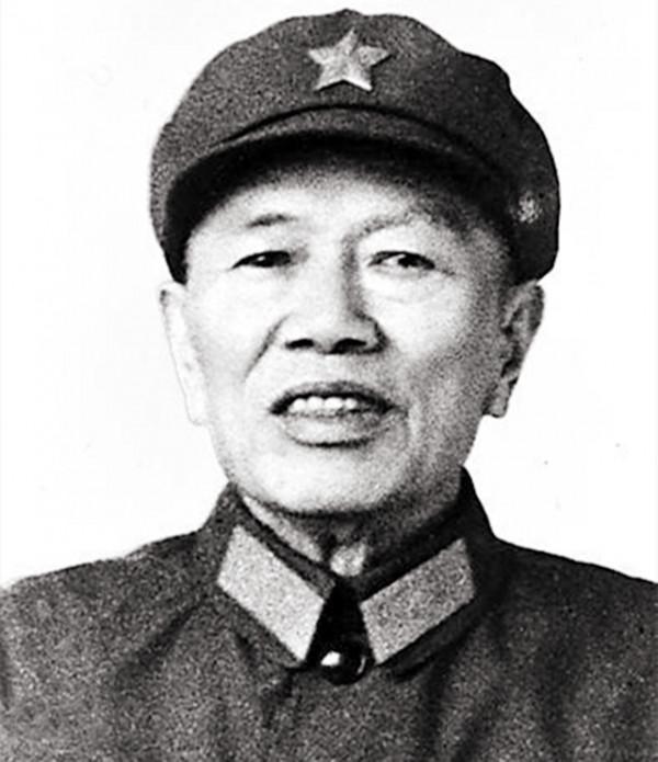 戰士從報紙上認出父親，指導員卻說：別亂想了，那是高階首長