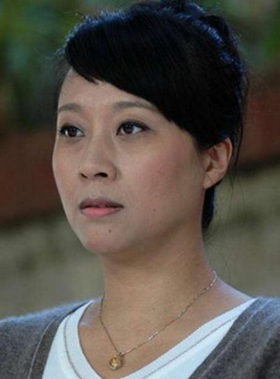 “黑妹”戚慧：5次上春晚，一婚丈夫病故退圈，如今二婚收穫幸福