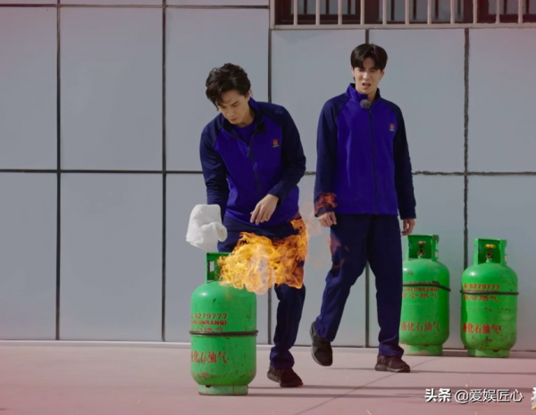 毫無常識!張淇用水撲滅燃氣罐,險些釀成大禍,幸虧張晉及時制止 毫無常識!張淇用水撲滅燃氣罐,險些釀成大禍,幸虧張晉及時制止