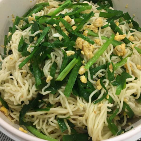 韭菜雞蛋炒麵,色澤豔麗,鮮香美味,看著好有食慾 韭菜雞蛋炒麵,色澤豔麗,鮮香美味,看著好有食慾
