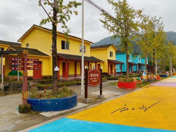 四川綿竹有一座童話小鎮，群山環繞，五彩斑斕，已成網紅打卡點