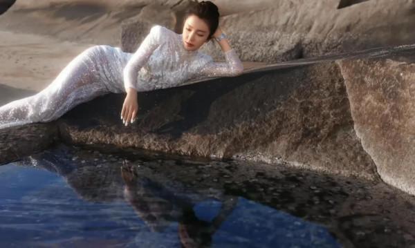 關曉彤逆風翻盤，李宇春翻車，李冰冰絕美，金雞紅毯造型花落誰家