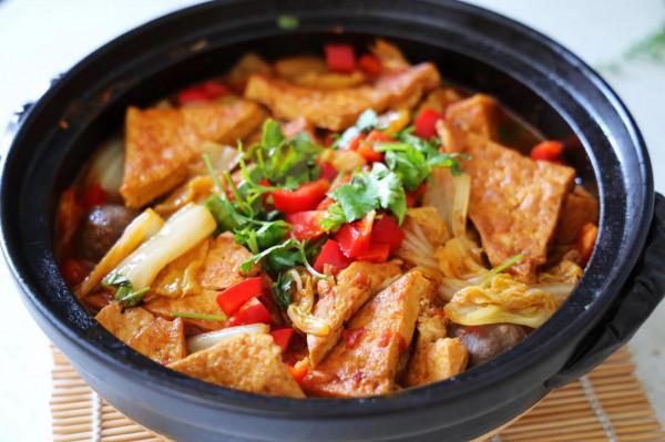 天氣越來越冷，砂鍋燉白菜豆腐不能少，湯鮮味美，吃完渾身暖