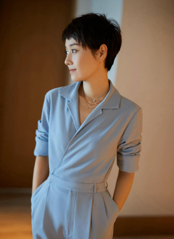 馬伊琍的穿搭真時尚，身穿灰藍色套裝簡約高階，配短髮魅力十足