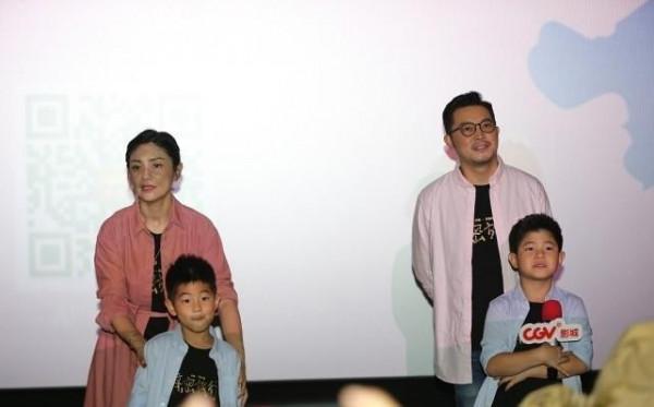 沙溢一家四口好幸福，穿親子裝十分時尚，搭配都很用心