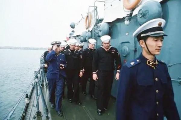 美國海軍首次訪華，讓我們大失所望，我國儀仗隊直接撤離