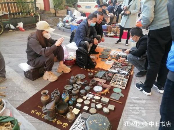 在義烏收藏品市場集市上，既能與藏品邂逅，又可與藏友相逢