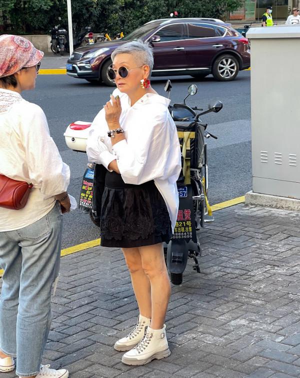 等我老了,也要像上海阿姨這樣穿!白襯衣配黑色短裙,簡直潮爆了 等我老了,也要像上海阿姨這樣穿!白襯衣配黑色短裙,簡直潮爆了