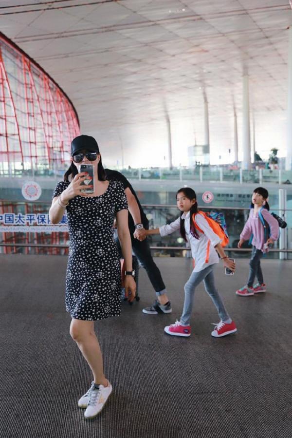 看鐘麗緹也不胖啊，穿短褲現身機場，腿跟張倫碩一樣長