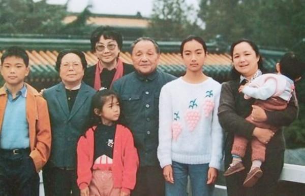 2009年，鄧小平夫人卓琳在京逝世，隔天清晨鄧家大院門口擺滿花圈