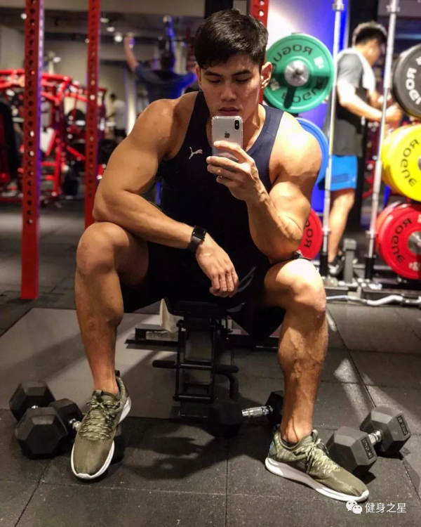 183公分肌肉小哥，因釋出一組沖涼照，一身好看的腱子肉引人注目