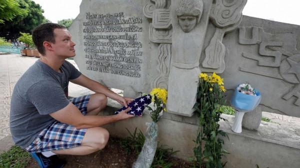 越南老兵麥凱恩:被活捉後卻立跪石像,死後還被越南稱為友人? 越南老兵麥凱恩:被活捉後卻立跪石像,死後還被越南稱為友人?