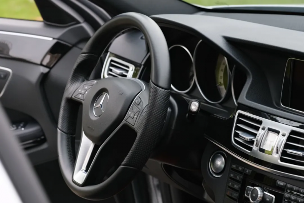 賓士 E260L:C級的價格、E級的品質、“S”級的前任 賓士 E260L:C級的價格、E級的品質、“S”級的前任