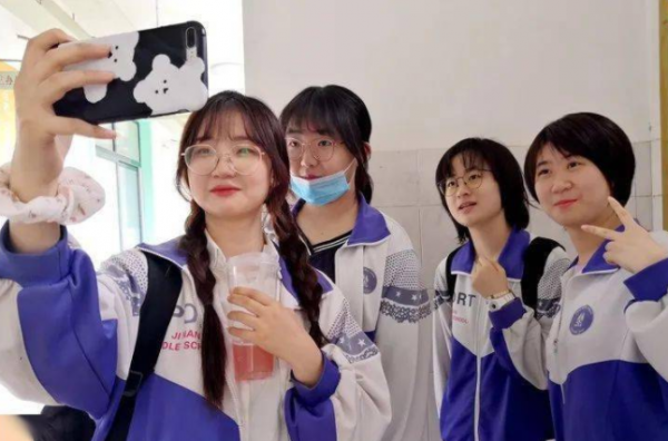 初中生自認為“很唯美”的舉動,老師覺得幼稚,同學覺得“掉價” 初中生自認為“很唯美”的舉動,老師覺得幼稚,同學覺得“掉價”