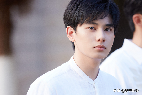 易烊千璽室友換女友太快！疑似無縫銜接，網友：小小年紀就渣了？