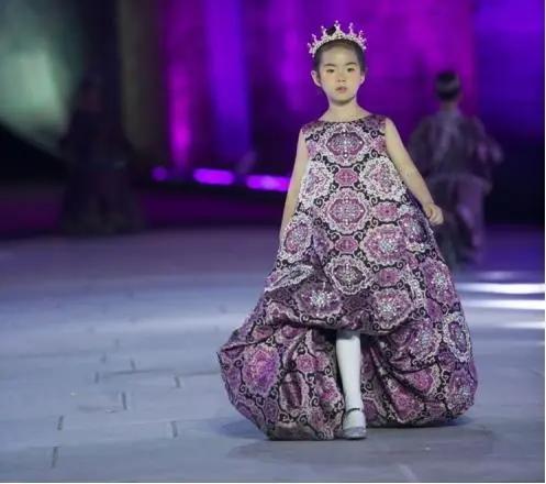 黃奕女兒因顏值備受爭議，沒遺傳到媽媽，卻擁有一張“國際臉”