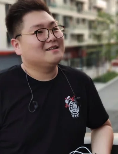 還記得快樂星球的胖哥嗎?如今27歲的他戴上眼鏡,帥到犯規 還記得快樂星球的胖哥嗎?如今27歲的他戴上眼鏡,帥到犯規