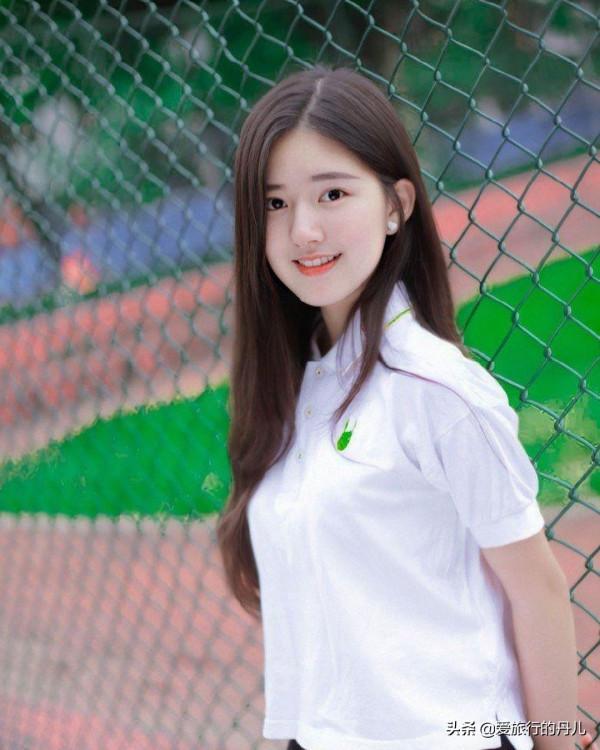 趙露思真有少女感!身穿白色POLO衫搭配黑色半身裙,學院風滿滿 趙露思真有少女感!身穿白色POLO衫搭配黑色半身裙,學院風滿滿