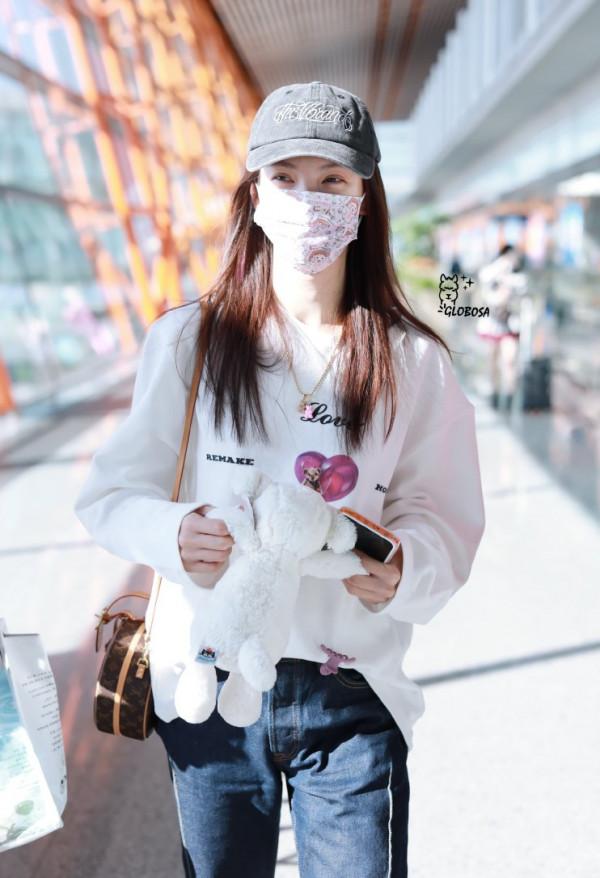 金晨初秋白色衛衣+闊腿牛仔褲 金晨初秋白色衛衣+闊腿牛仔褲