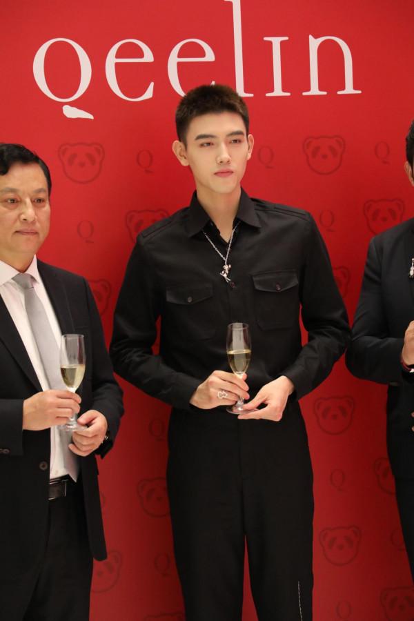 陳飛宇短寸頭搭配黑色襯衫出席某珠寶品牌活動，生圖太能打了