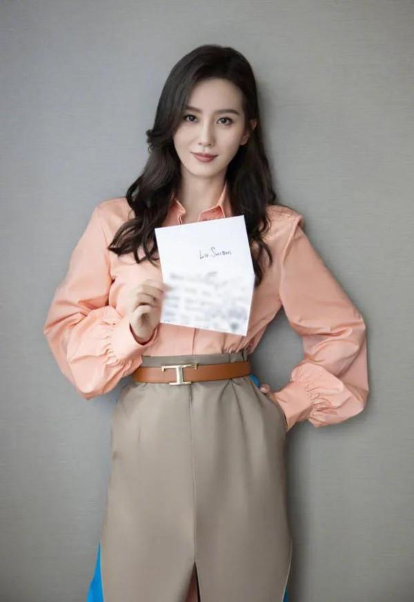 劉詩詩橙色和粉色相間的襯衫和高腰褲，溫文爾雅