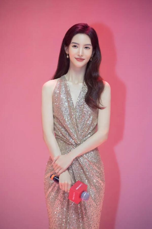 金晨身穿流蘇裙，一個被演員耽誤的喜劇人