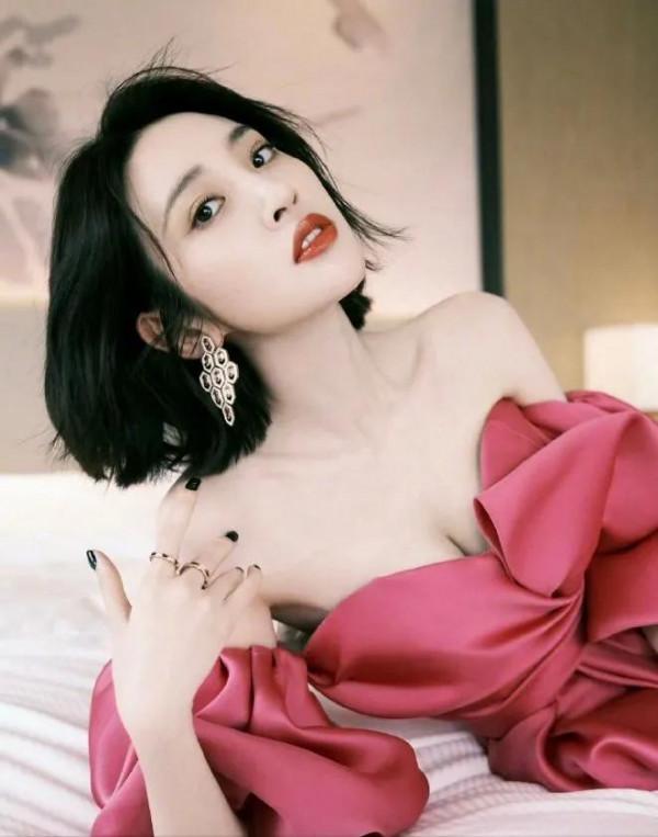 你笑起來真好看,像春天的花一樣:唐藝昕 你笑起來真好看,像春天的花一樣:唐藝昕