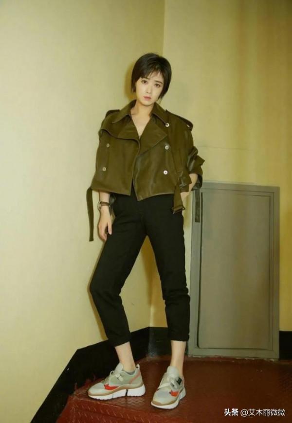 女人儘量別上衣塞褲腰，學學蔣欣這樣穿，出門賺足回頭率
