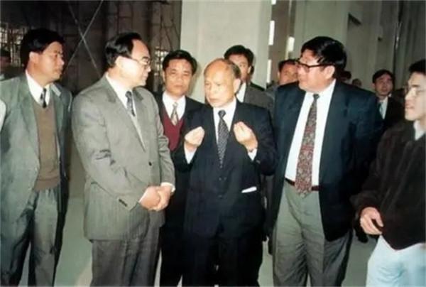 霍英東患癌後：來北京治療，常穿運動裝，愛喝桔子汁