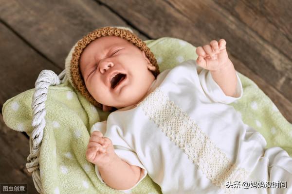 寶寶抓耳朵、踢腿、拱背到底是啥意思，怎樣讀懂寶寶的肢體語言？