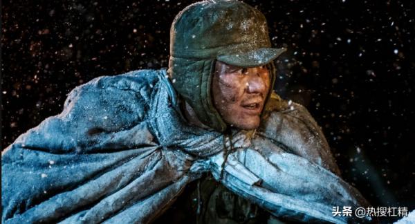 真實的《長津湖》：志願軍凍成冰雕，美軍把志願軍手指掰斷拔走槍