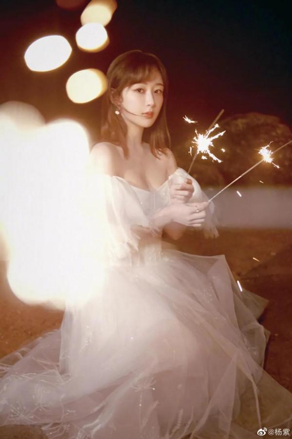 女明星在直播間捲起來了,趙麗穎青春唐嫣全是腿熱巴再現新造型 女明星在直播間捲起來了,趙麗穎青春唐嫣全是腿熱巴再現新造型